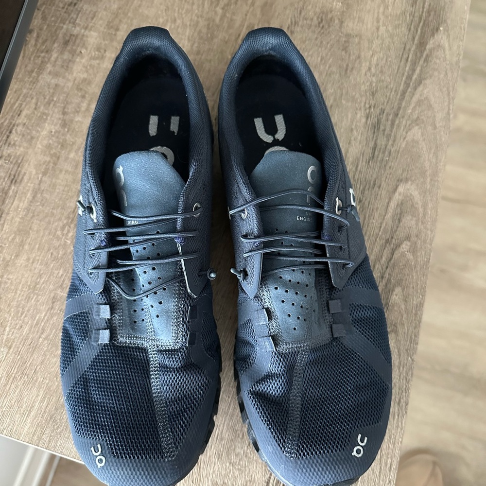 On Running Men's Black Athletic Shoes- cloudswift men’s 10.5